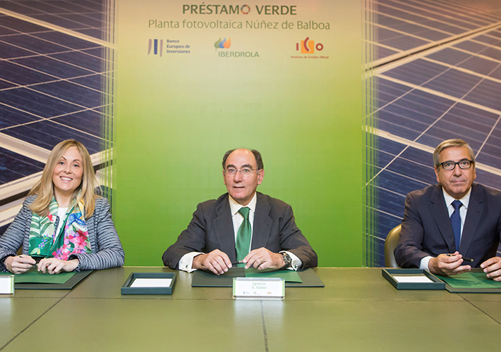 foto noticia El BEI y el ICO suscriben con IBERDROLA una financiación verde para la mayor planta solar fotovoltaica en construcción en Europa, ubicada en Extremadura.